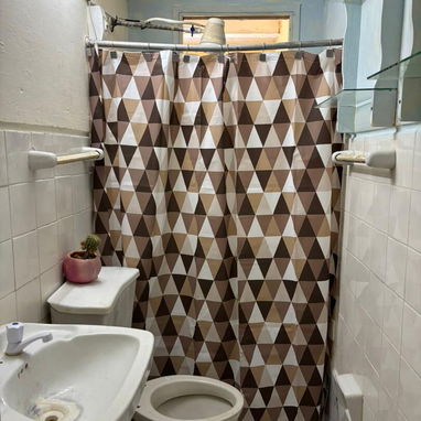Vendo este Apartamento en Marianao A una cuadra y media de avenida 51 y a dos cuadras de avenida 41 (muy céntrico ) - Img 125358959