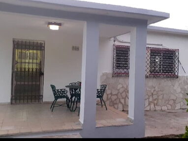 Renta casa en Guanabo a 1 cuadra de la playa de 2 habitaciones,sala,cocina,comedor,56590251 - Img 62353067