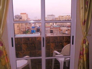 Renta x días apto de 1 hab en Centro Habana, calle Galiano, a 200 m de malecón. Balcón con vista a la Habana Vieja. - Img 62722557