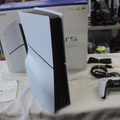 La nueva PlayStation 5 viene con un mando adicional, un total de 2 mandos - 2/3