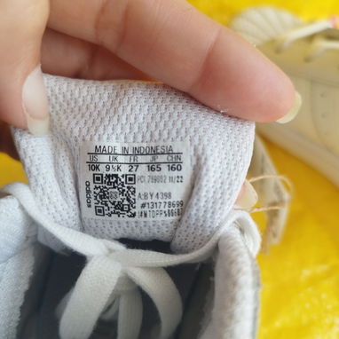 En venta un par de zapatos blancos marca Adidas para niño/niña - Img 112636751