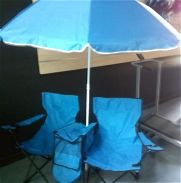 Sombrillas de playa con dos sillas y nevera - Img 45767170