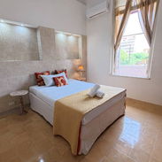 Apartamento independiente en La Habana Vieja – 2 hab c/baño privado cada una – Terraza y cocina – 70 USD noche - Img 55002947