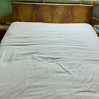 Se juego de cuarto antiguo que tiene cama, dos mesitas de noche,escaparate y coqueta con silla. - Img 124173750