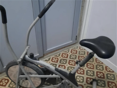 Bicicleta estática para hacer ejercicio también sirve para hace cardio con los brazos - Img main-image