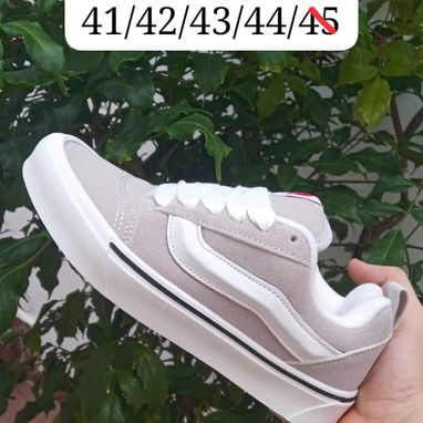 Tenis Vans blanco  40 usd  : Vans gris 40 USD   Vans negro 40 USD  Vans clásico 40 USD - 2/4