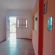 REBAJADO EN OFERTA!!! Listo para llegar y vivir!! Apartamento en venta de 2 cuartos en bajos con garaje, Santos Suárez - Img 56216585