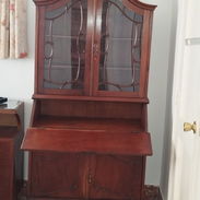 Vendo secreter antiguo con su llave en buen estado, mesa de escritorio y estante. Precio 340usd, me ajusto. Es en Playa - Img 56858277