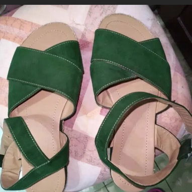 DOS SANDALIAS TALLA 38 VERDE 1200 PESOS Y NEGROS 2000 PESOS PARA EMPEINE ANCHO - Img 123379596