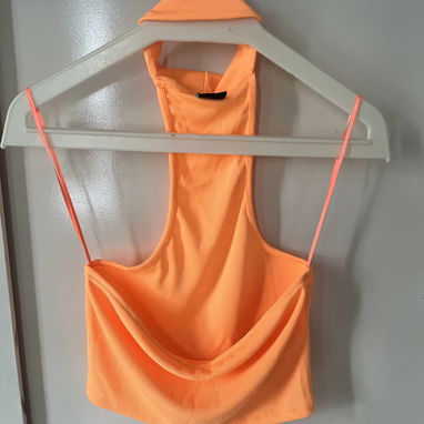 Top halter, marca BERSHKA. Color naranja . Tallas M y L - Img 124112576
