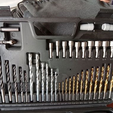 JUEGO DE BROCAS Y DESTORNILLADOR DE 111 PCS 5PT# - 4/6