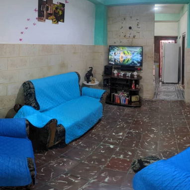 *$14.000usd. Se ajusta vacía. En venta casa en Marianao. Pogolotti. Cuadra bastante tranquila. - Img 123066457