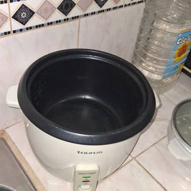 Vendo arrocera es d uso pero está en perfecto estado trabaja solo en la 220 Soy d Centro habana 15usd - 2/4