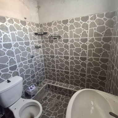 Se vende apartamento en centro habana con dos cuartos y dos baños se deja con todo adentro y teléfono fijo, agua 24h y g - 2/6