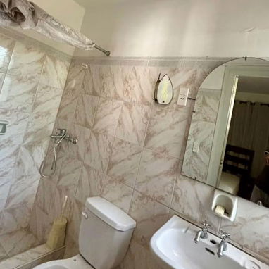 MAJESTUOSA CASA INDEPENDIENTE EN ESQUINA EN NUEVO VEDADO POR 350000! (5 CUARTOS, 5 BAÑOS, JARDÍN Y GARAJE) - 5/8