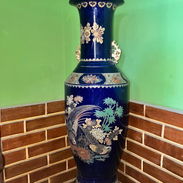 VENDO JARRÓN GRANDE ANTIGUO DE PORCELANA CHINA. INTERESADOS COMUNICARSE AL 54312796 CON ISABEL - Img 53998913
