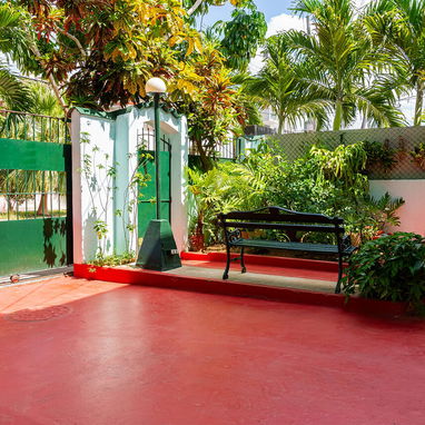 Se vende casa en Miramar, Playa, La Habana, 317 m2 construidos, cinco habitaciones. 200 mts del mar - 3/3