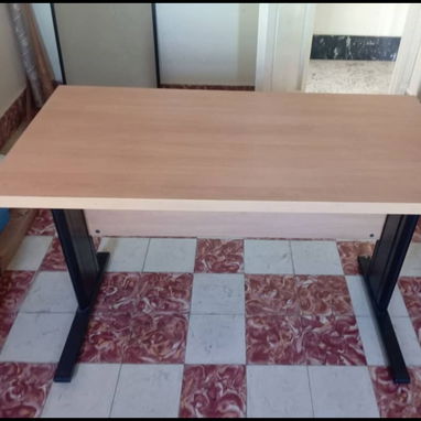Vendo juego de mesa escritorio medidas: largo 1,10 cm, ancho 57 cm , altura 73 cmpara oficina con una butaca y 2 sillas. - 3/5