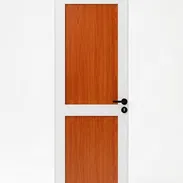 🔅 Puerta moderna blanca con panel central de madera tono cálido - Img 55797685