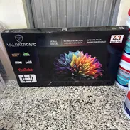 SMART TV de 43 pulgadas VALDATRONIC con cajita interna, base a la pared y protector de voltaje - Img 56287117