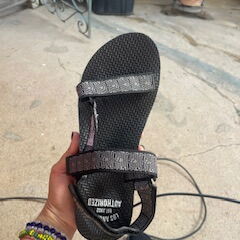 Sandalias unisex número 42 Europa pero pudieran servirle a un 41 - 2/2