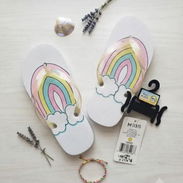 Título: Chancletas Infantiles con Diseño de Arcoíris y Nubes 🌈☁️ 13/1 - Img 58403232