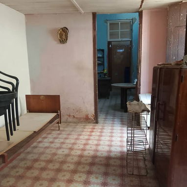 Vendo Casa Colonial (1940) de 2 Dormitorios con posibilidad de hacer 2 más. Frente a Calle y cubierta ligera. El Cerro. - 4/10