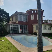 Venta de espectacular casa premio de arquitectura en el centro de Miramar con piscina original y 2 garajes - Img 45730554