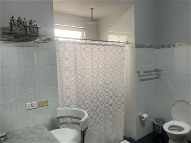 Se renta habitación y baño independiente, la casa esta ubicada a una cuadra de la avenida 84 (cerca del hotel comodoro) - Img 65802859