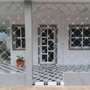 Se fabrican puertas, ventanas y rejas, pintadas con sus cristales y con su yale y trasporte incluido listas para poner - Img 122782219