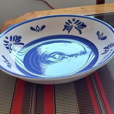 Juego de 1 Fuente onda y 1 Fuente plana, de porcelana Gibson, decorada en blanco y azul, tipo Talabera. - 2/3