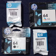Pareja de cartuchos HP64 originales para impresora en su empaquetadura, negro y tricolor en 30 USD la pareja - Img 45814469