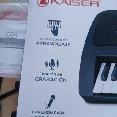 Piano eléctrico trabaja también con pilas 250usd  de 54 teclas ,3 niveles de enseñanza,graba ritmo con percusiones,ampli - 3/3