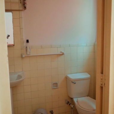 Confortable apartamento en el Vedado, 3er piso con gas de la calle y agua ... - Img 124369546