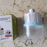 Lámpara recargable en forma de bombillo con enganche - Img 56839943