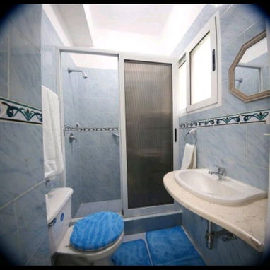 Renta de moderno apartamento a media cuadra de 23 y malecón - Img 114736853
