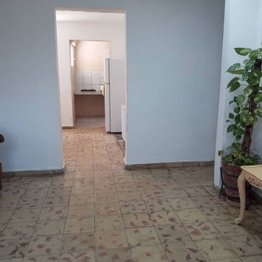 Alquilo apto en planta baja en Versalles, La Lisa,a tres cuadras solamente del hospital Frank País,muy céntrico - Img 119005438