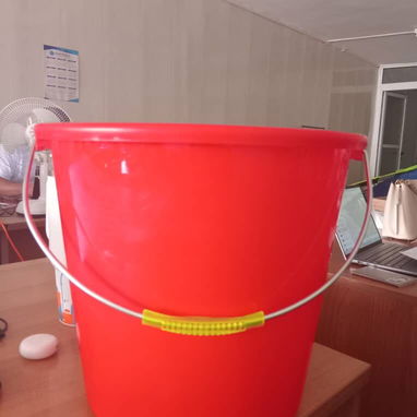 CUBO DE PLÁSTICO CON ASA METÁLICA - 4/7