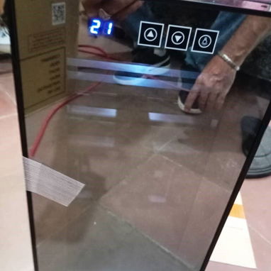 Mini nevera vinoteca de 23 Litros de 220 volt y bandejas interiores de madera con cristal efecto espejo - Img 104227813