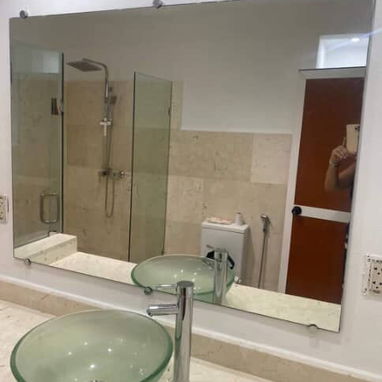 Elegir la mampara de ducha no es solo una decisión estética… es clave para la funcionalidad del baño. 🚿✨  Cada espacio - Img 122509126