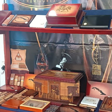 Se vende caja de tabaco de madera precisa - Img 122598867