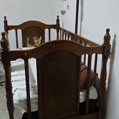 Cuna d caoba con su mosquitero en perfecto estado. - 2/3
