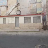 Casa en bajos de 2/4 y placa libre - Img 55741241