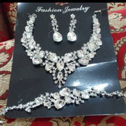 Se vende tiara y jgo de gargantilla,pulso y aretes para quinciañera - Img 58034939