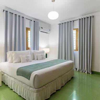 Renta en el vedado por larga estancia. Comodidad asegurada en 4 habitaciones con jardin - 6/8