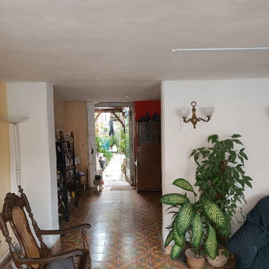 Se vende casa amplia a una cuadra de la calzada de 10 de octubre - 10/10