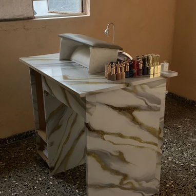 Mesa de uñas con todo para trabajar - Img 126096793