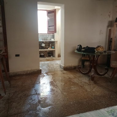 SE VENDE PROPIEDAD EN BAJOS A MEDIA CUADRA DE AVE 23 EN EL VEDADO - Img 125165807
