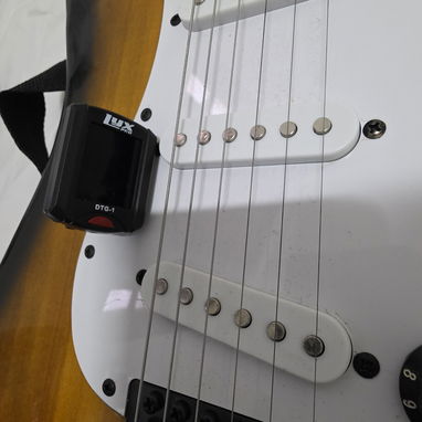 Guitarra Eléctrica Marca Lyx Pro, con muy poco uso. Incluye su amplificador, afinador y estuche todo original, acabada d - Img 124203309