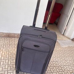 Maleta de viaje de 10 kilos de uso pero está en perfecto estado es de buen material de tela - Img 127584271